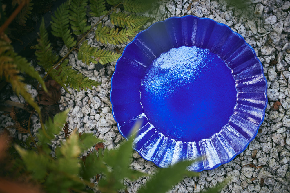 【商品のこだわり】食卓を鮮やかに彩る“グラン・ブルー”の菊皿