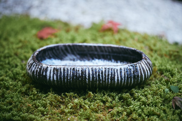 黒志野十草一方押鉢 – FUFU JAPAN SELECTION